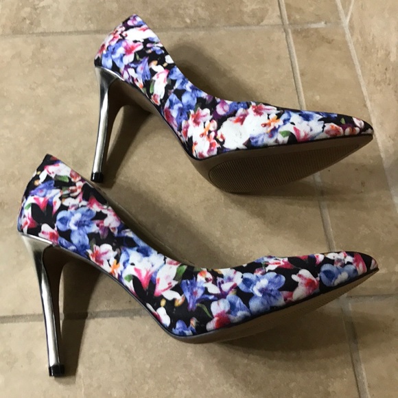 Kohl’s Woman's Floral Heels- New - Picture 3 of 6